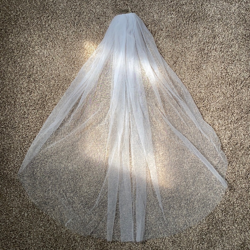 White Fingertip Length (40”) Single Layer Veil